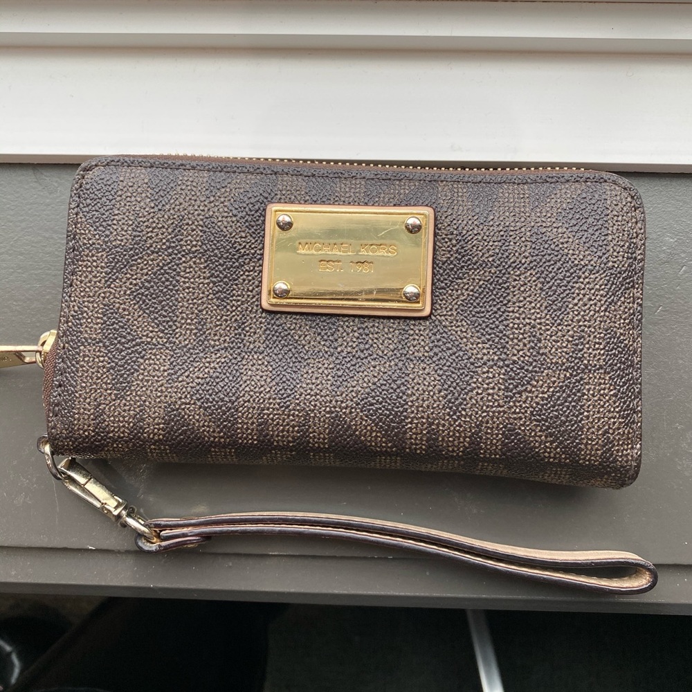 Michael Kors Wristlet 👜